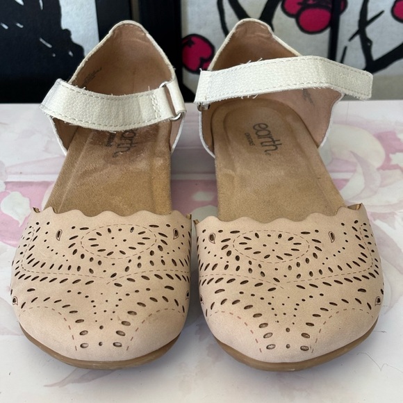 Earth Origins Women's Tan and Cream Perforated Flats - Picture 2 of 9